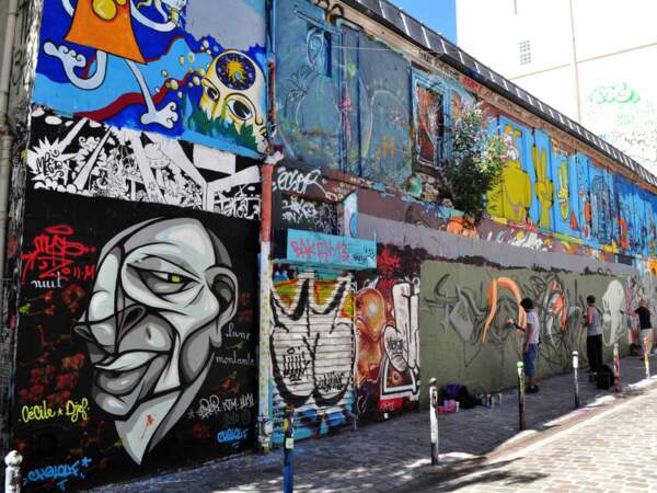 Les amateurs de graffitis donnent libre cours à leur créativié dans la rue Denoyez, à Belleville (Paris, France).