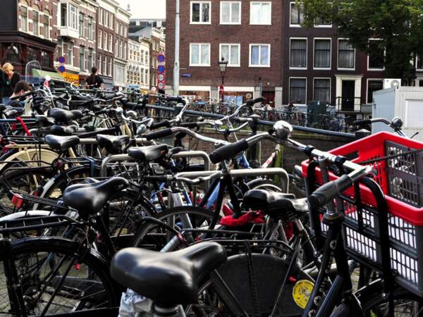 A Amsterdam, comme ailleurs aux Pays-Bas, le vélo est un moyen de transport privilégié. 