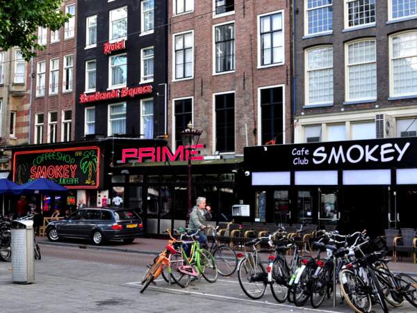 Appréciés des touristes étrangers, les coffee shops vendent légalement de la drogue, à Amsterdam et ailleurs aux Pays-Bas.