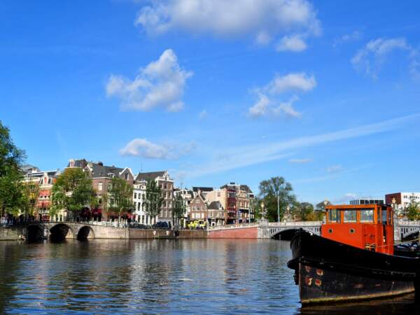 Vue du fleuve Amstel et du pont Blauwbrug à Amsterdam, aux Pays-Bas.