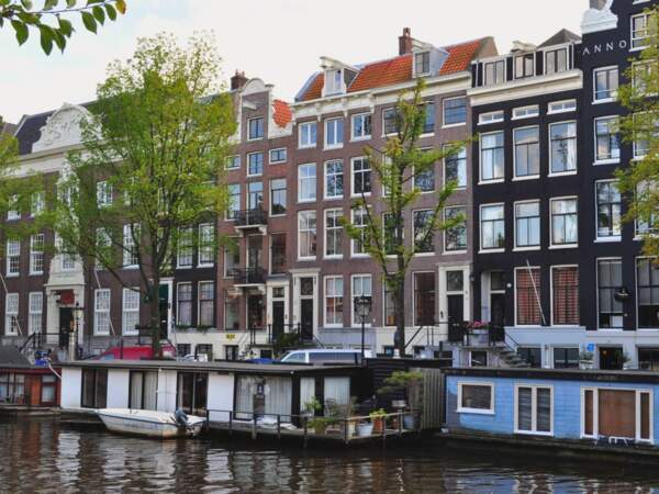 A Amsterdam, aux Pays-Bas, les maisons flottantes font partie du paysage urbain.