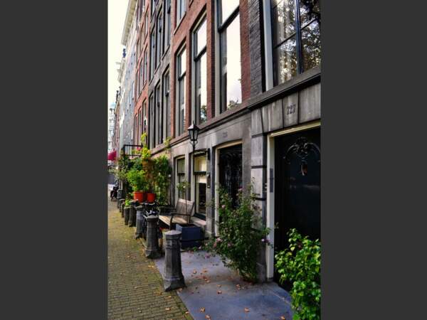 A Amsterdam, capitale des Pays-Bas, l’habitat traditionnel se compose de hautes maisons mitoyennes.