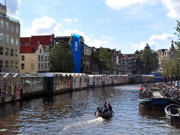Le marché aux fleurs d’Amsterdam, un des plus beaux des Pays-Bas, se situe idéalement sur l’eau. 