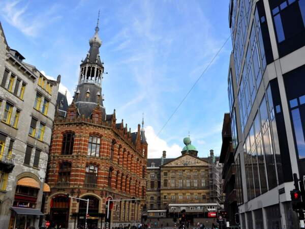 Dans le vieil Amsterdam, des bâtiments de différentes époques se côtoient (Pays-Bas).