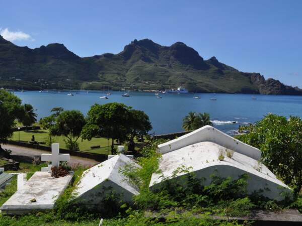 Vue sur la baie de Taiohae, à Nuku Hiva, depuis le petit cimetière communal (Marquises, Polynésie française). 