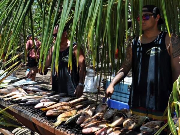 Barbecue sur la plage de Koku’u, à Tahuata, aux Marquises (Polynésie française). 