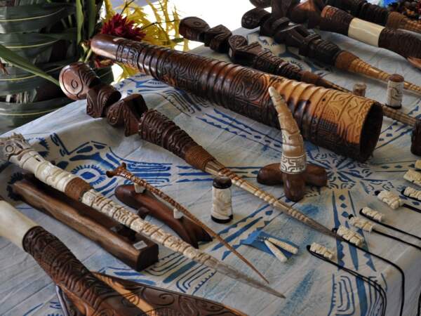 Œuvres artisanales sur le marché de Vaitahu, à Tahuata (Marquises, Polynésie française). 