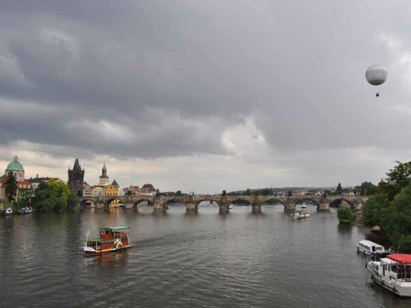 Vue sur le pont Charles de Prague, en République tchèque.