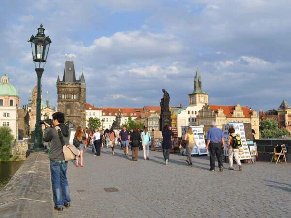 Le pont Charles, un des sites les plus visités de Prague, en République tchèque.