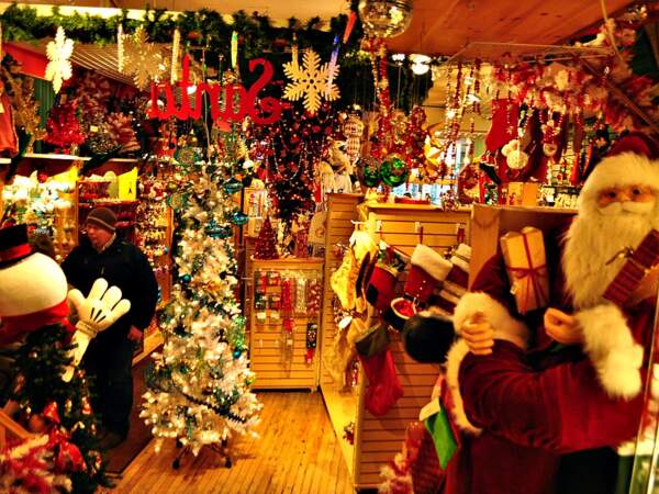 La boutique Noël Éternel de la rue Saint-Sulpice, à Montréal, est ouverte à l'année (Québec, Canada).