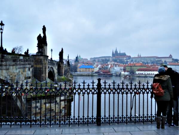 Au pied du pont Charles, à Prague, en République tchèque.
