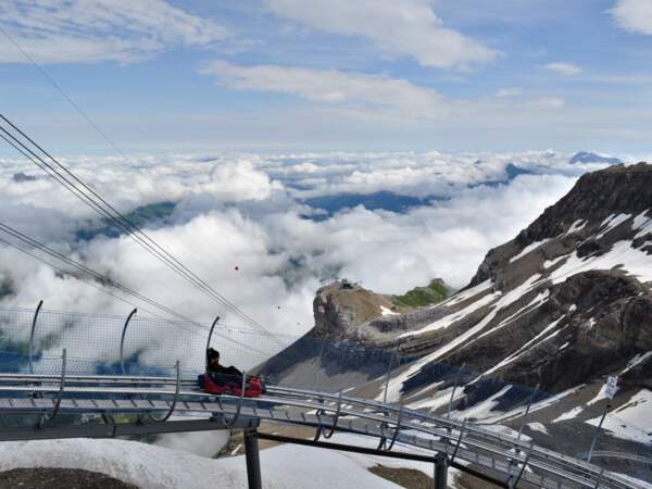 Descente en luge dans le domaine des Diablerets, sur le glacier 3000, en Suisse. 
