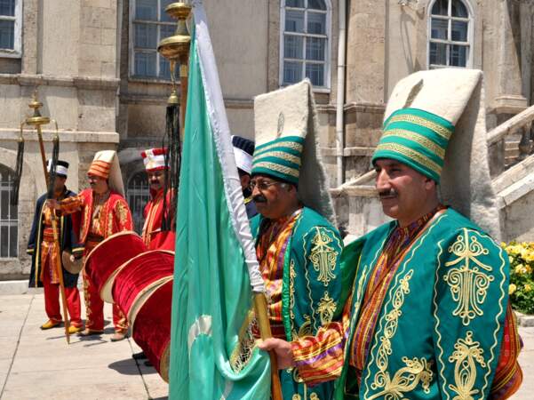 Un groupe de musiciens costumés accompagne les danseurs de halay à Sivas, en Turquie.