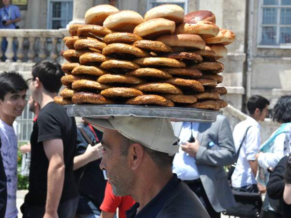 Cet homme propose ses pâtisseries traditionnelles turques.