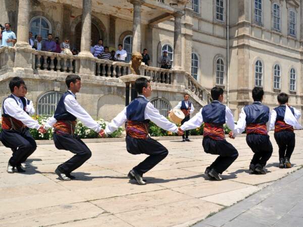 Le halay est une danse particulièrement populaire chez les jeunes en Anatolie (Turquie), comme ici à Sivas.