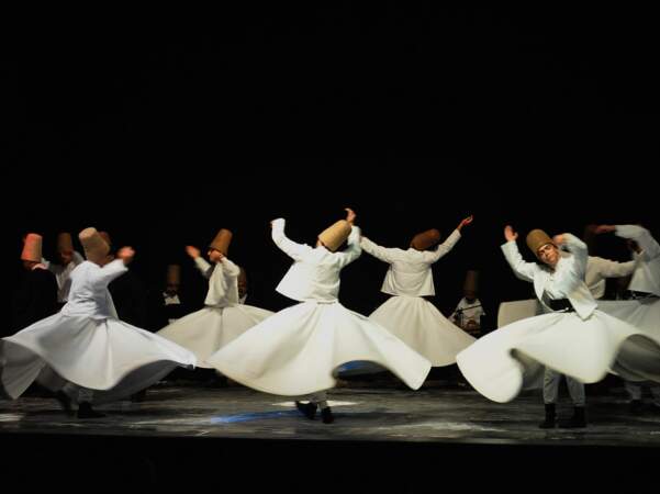 Démonstration de danse des derviches tourneurs au centre culturel de Sivas, en Turquie.