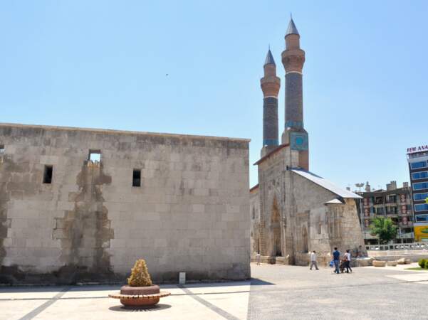 Les minarets sont tout ce qui reste de l'ancienne madrasa de Cifte, à Sivas, en Turquie.