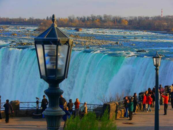 Les chutes du Niagara sont un haut lieu du tourisme aux Etats-Unis et un endroit prisé des jeunes mariés en lune de miel.
