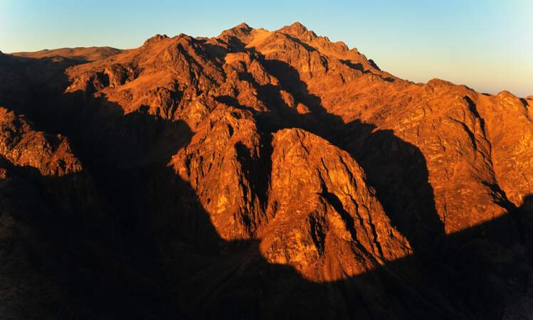 Face au mont Sainte-Catherine, géant du Sinaï, en Egypte