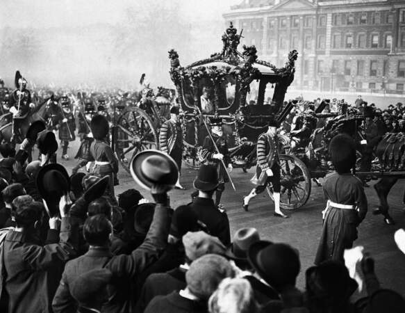 1924 : le roi George V et la reine Mary devant Buckingham Palace
