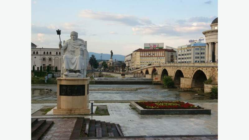 Pont de l'empereur Dusan et statue de  l'empereur byzantin Justinien