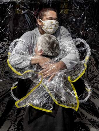 Au Brésil, un ingénieux "rideau à câlins" : photo World Press de l'année