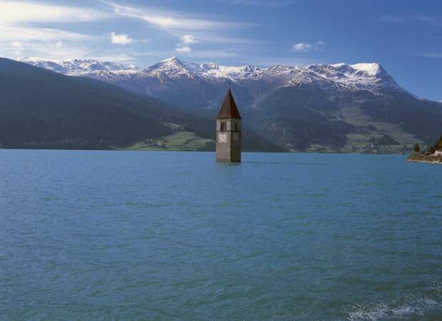 Italie : les maisons du village de Curon englouties par un lac depuis 71 ans refont surface