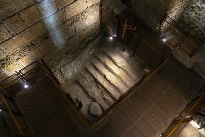 Piscine à gradins installée dans l'une des chambres à la fin de la période du Second Temple qui servait de bain rituel.