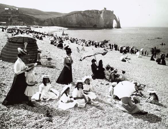 La plage à Etretat, vers 1910