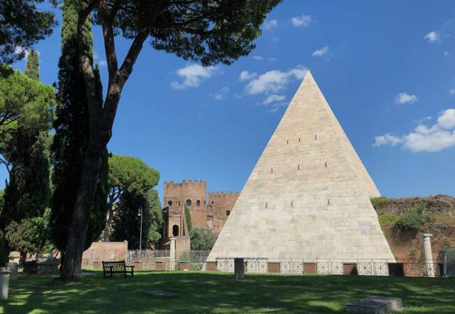 La pyramide de Cestius (Italie)