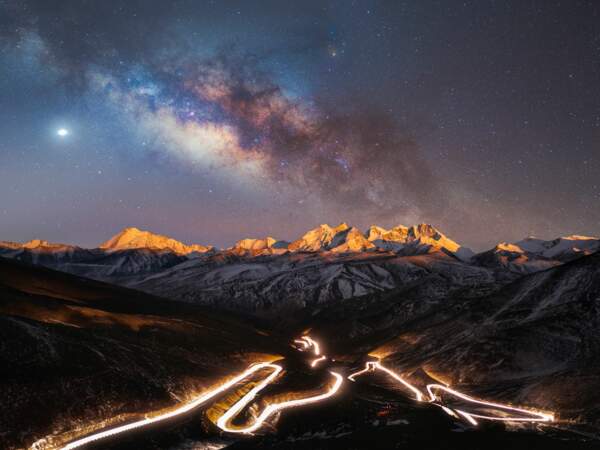 Ciel étoilé au dessus de la plus haute route du monde