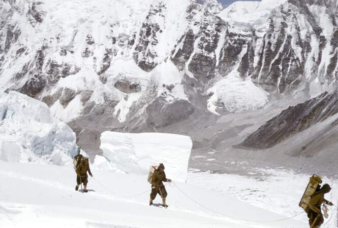 Les sherpas dans le Western Cwm