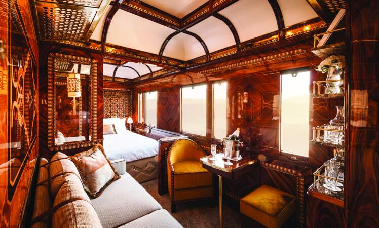 Depuis ses origines, ce train est
synonyme de luxe, et le champagne coule aujourd’hui à flots dans la Grande Suite Istanbul du Venise-Simplon-Orient-Express (VSOE).