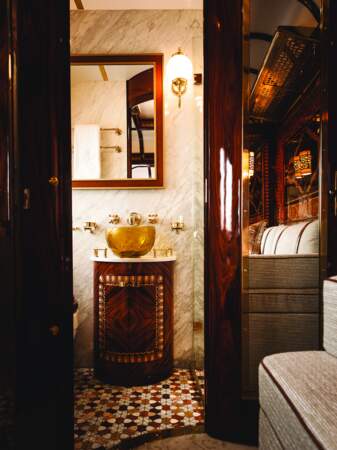 Marqueterie raffinée, grandes
suites toutes différentes, avec salles de bains parées de
marbre attenantes... Le Venise-Simplon-Orient-Express entend faire vivre à ses voyageurs
une expérience d’exception, comme à la grande époque.
